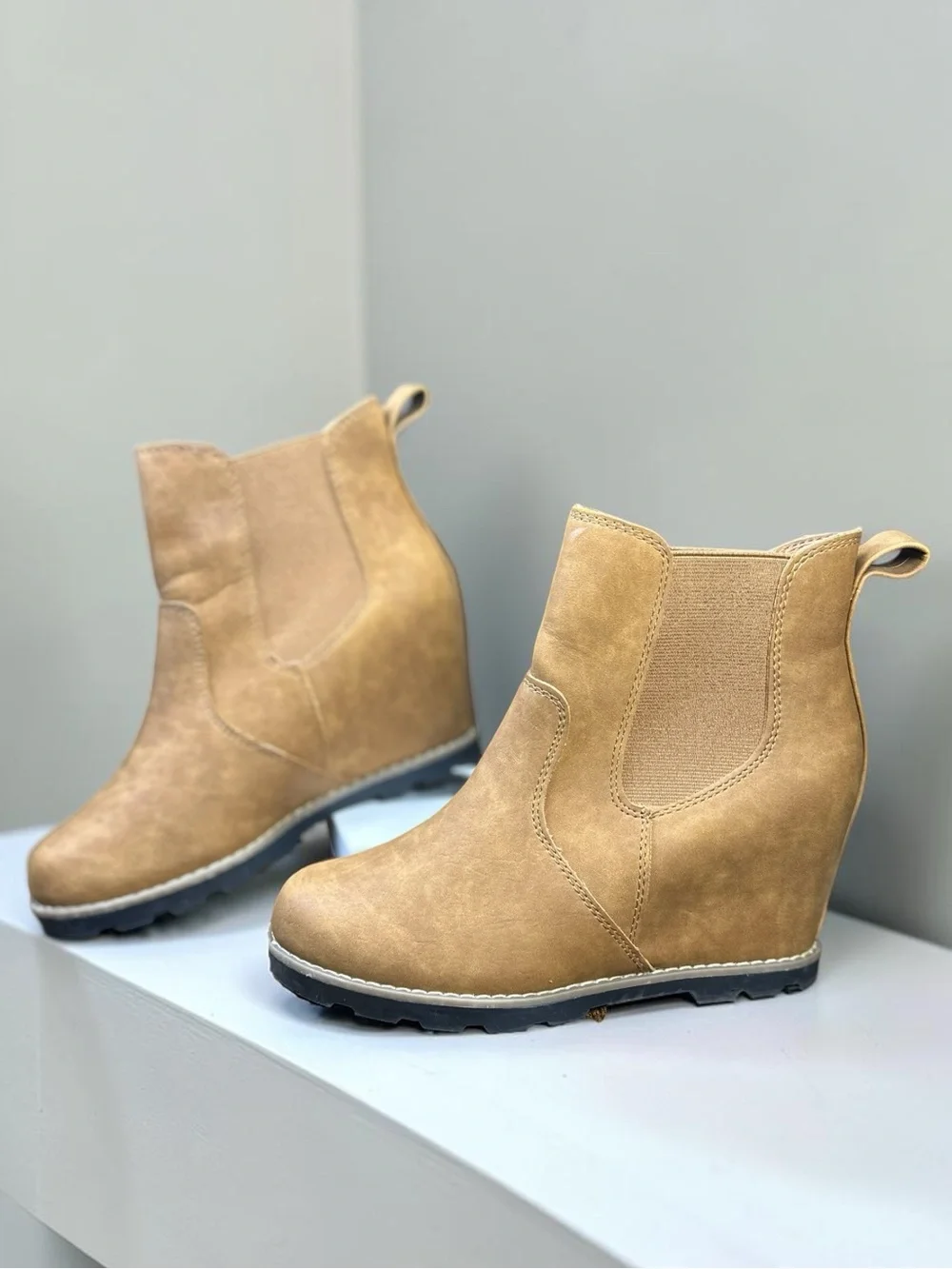 Universal Thread Tan Wedge Chelsea Ankle Boots Women Size 6